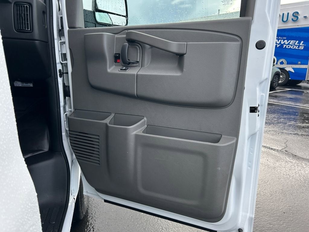 2025 Chevrolet Express Cargo WT