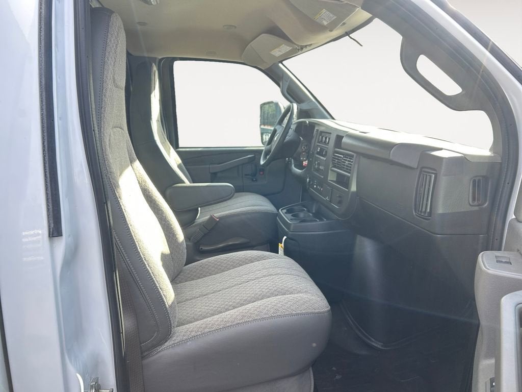 2025 Chevrolet Express Cutaway 3500 1WT