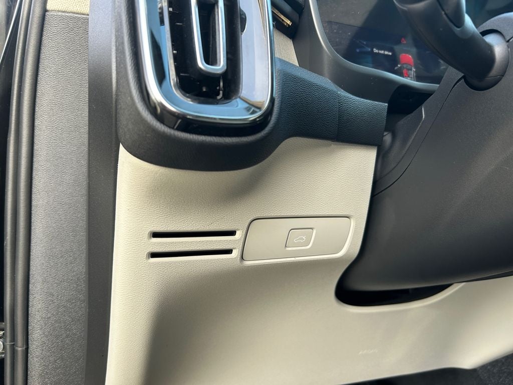 2023 Volvo XC40 B5 Plus Bright Theme