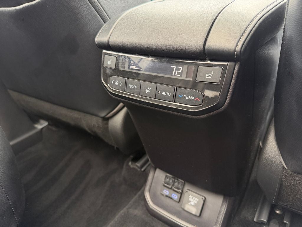 2022 Toyota Highlander Hybrid Platinum