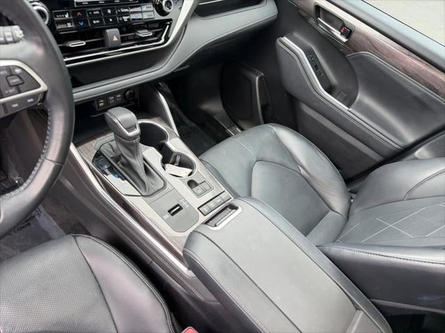 2022 Toyota Highlander Hybrid Platinum