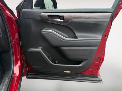 2022 Toyota Highlander Hybrid Platinum